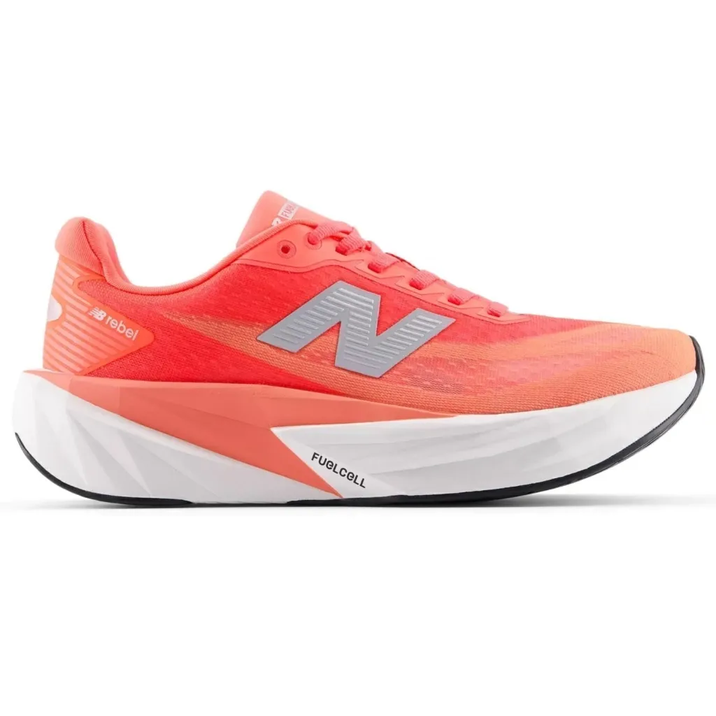 Tênis feminino New Balance Rebel V5 coral com detalhes em branco, vista lateral direita